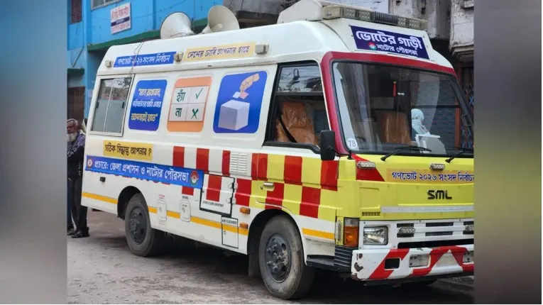 সরকারি অ্যাম্বুলেন্সে গণভোটের প্রচার